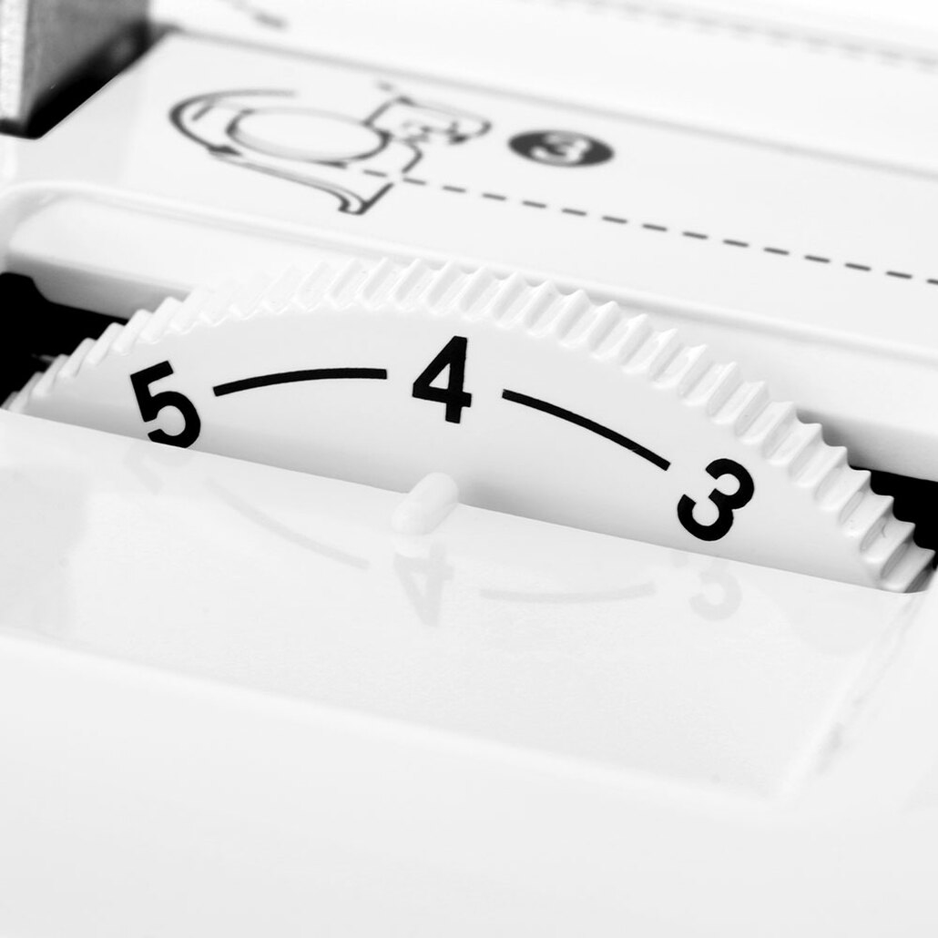 Bro Innov-ís NS80E Sewing Machine / Optional Distin Starter Sewing Package